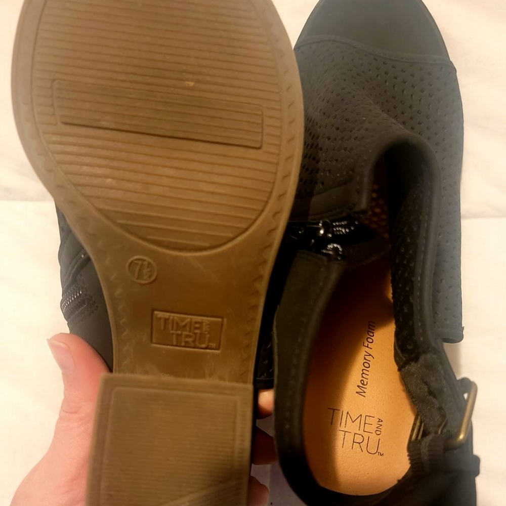 NWOT heels - Picture 7 of 8